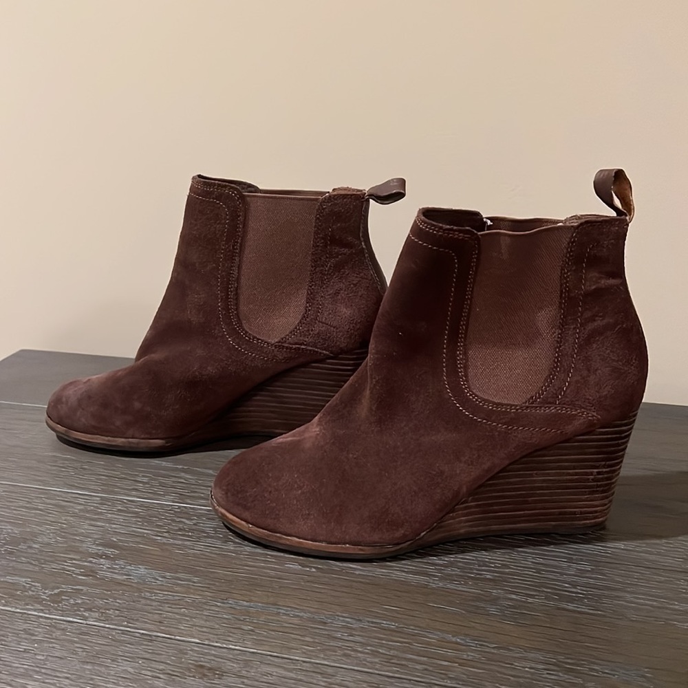 Lucky Brand women’s booties, EUC, brown suede, size 9.5